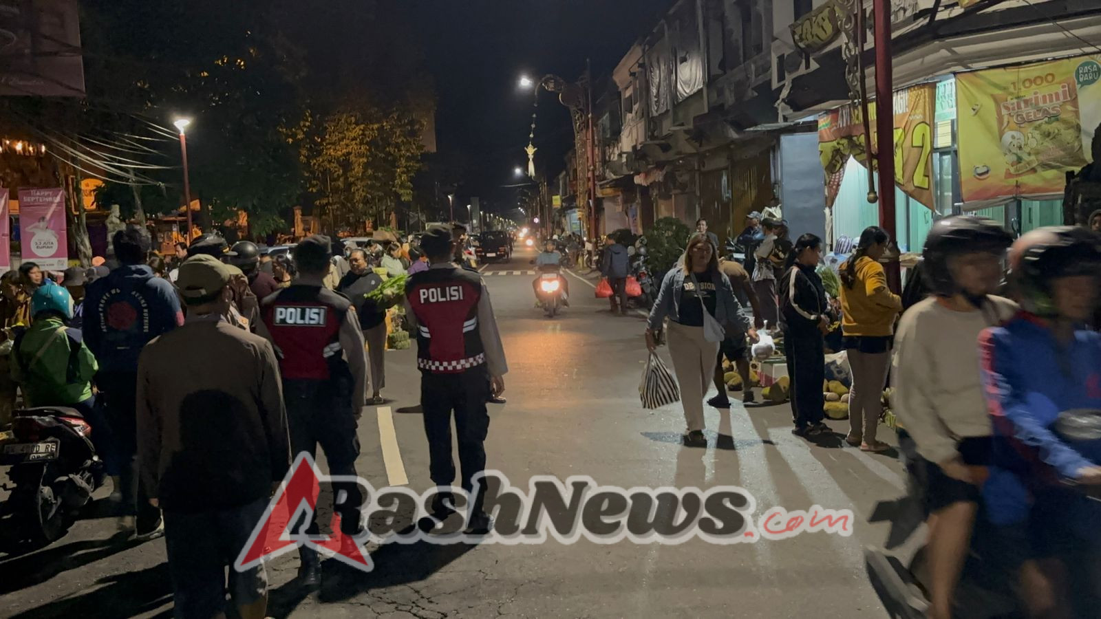 H-1 Hari Raya Galungan, Sat Samapta Polres Bangli Atensi Pasar Tumpah di Pasar Kidul