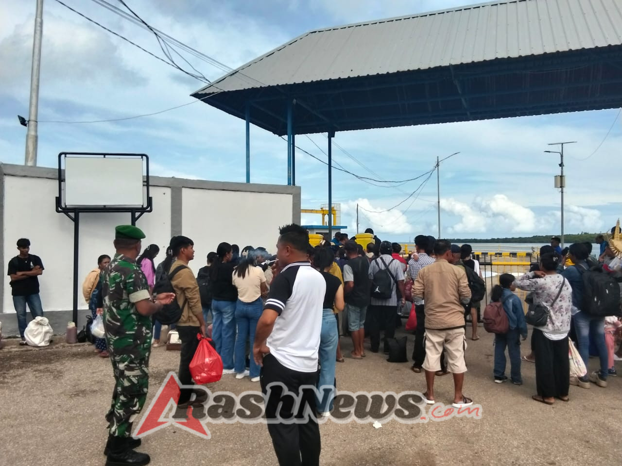 Babinsa Koramil 1627-02/PB Dukung Kelancaran Operasional Kapal Garda Maritim 3