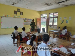 Babinsa Koramil 1603-04 Kembangkan Pembelajaran Matematika di Desa Kopong