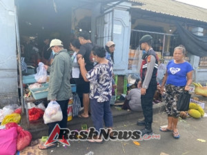 Personel Samapta Polsek Nusa Penida Patroli di Pasar Mentigi Penampahan Galungan