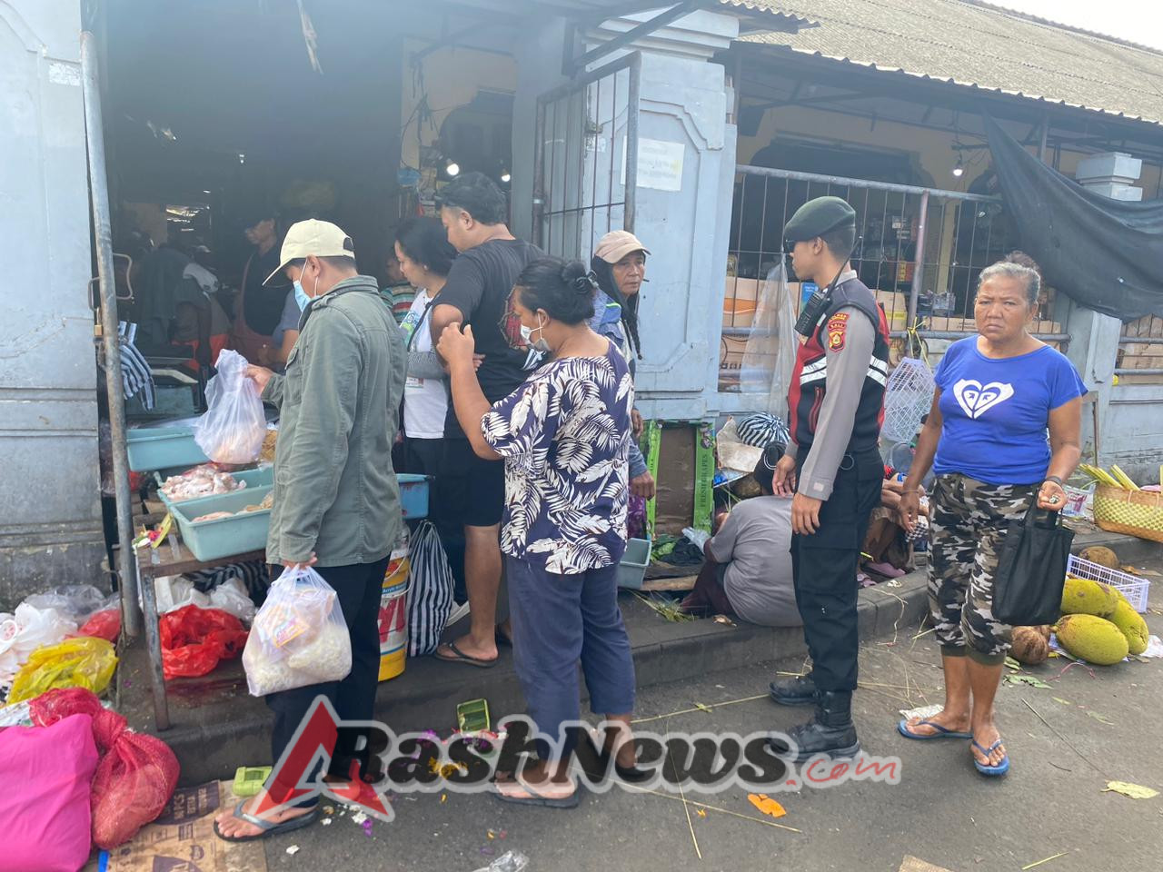 Personel Samapta Polsek Nusa Penida Patroli di Pasar Mentigi Penampahan Galungan