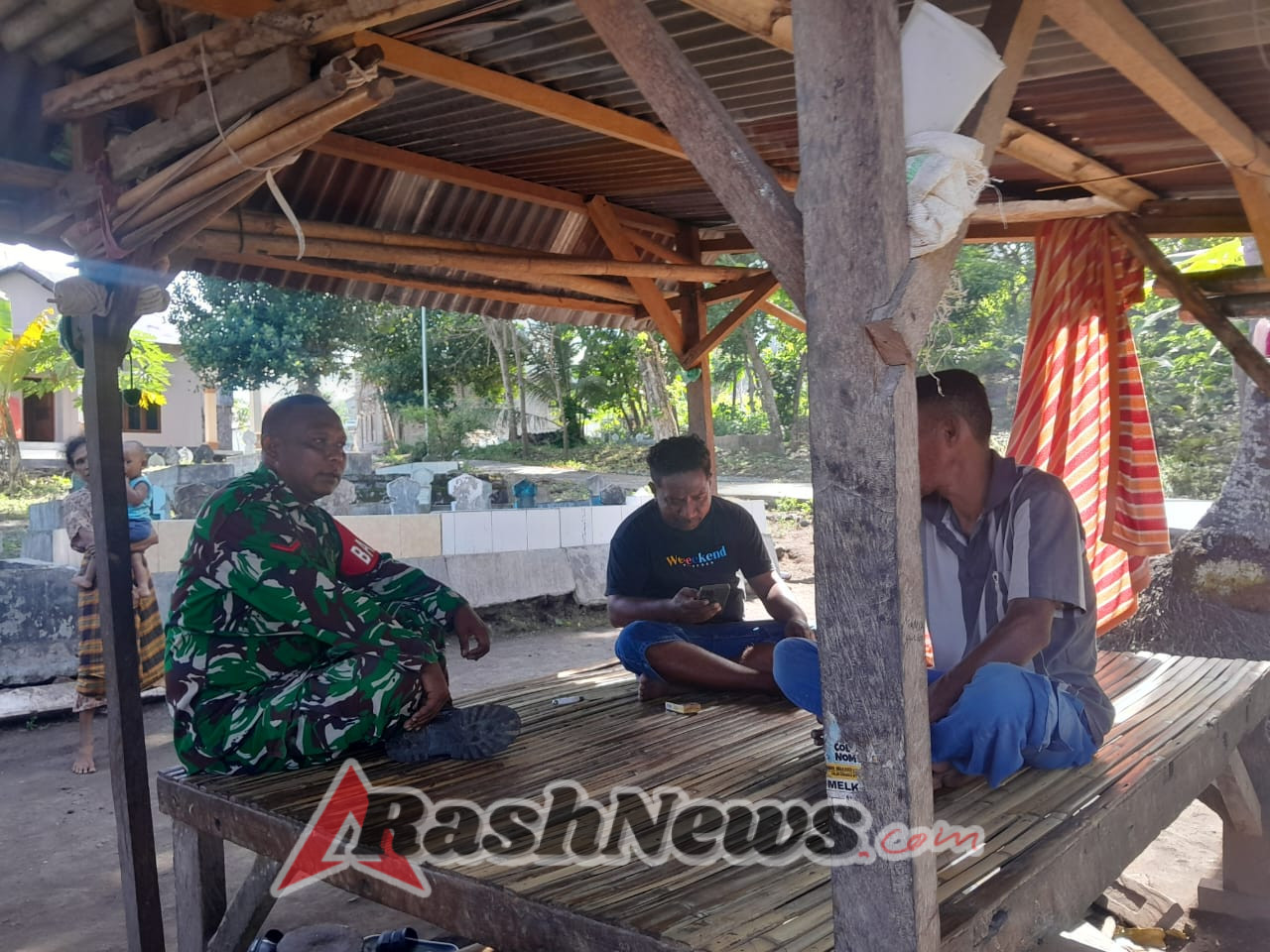 Masyarakat Antusias Sambut Babinsa Koramil Maurole, Keamanan Wilayah Terjaga