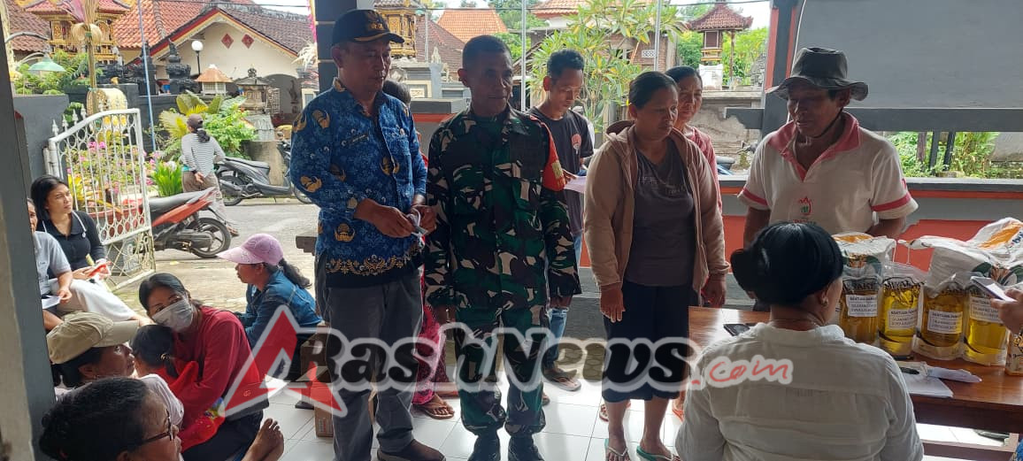 Babinsa Jembrana Dampingi Warga Saat Penyaluran Bantuan Pangan untuk Cegah Kendala di Lapangan