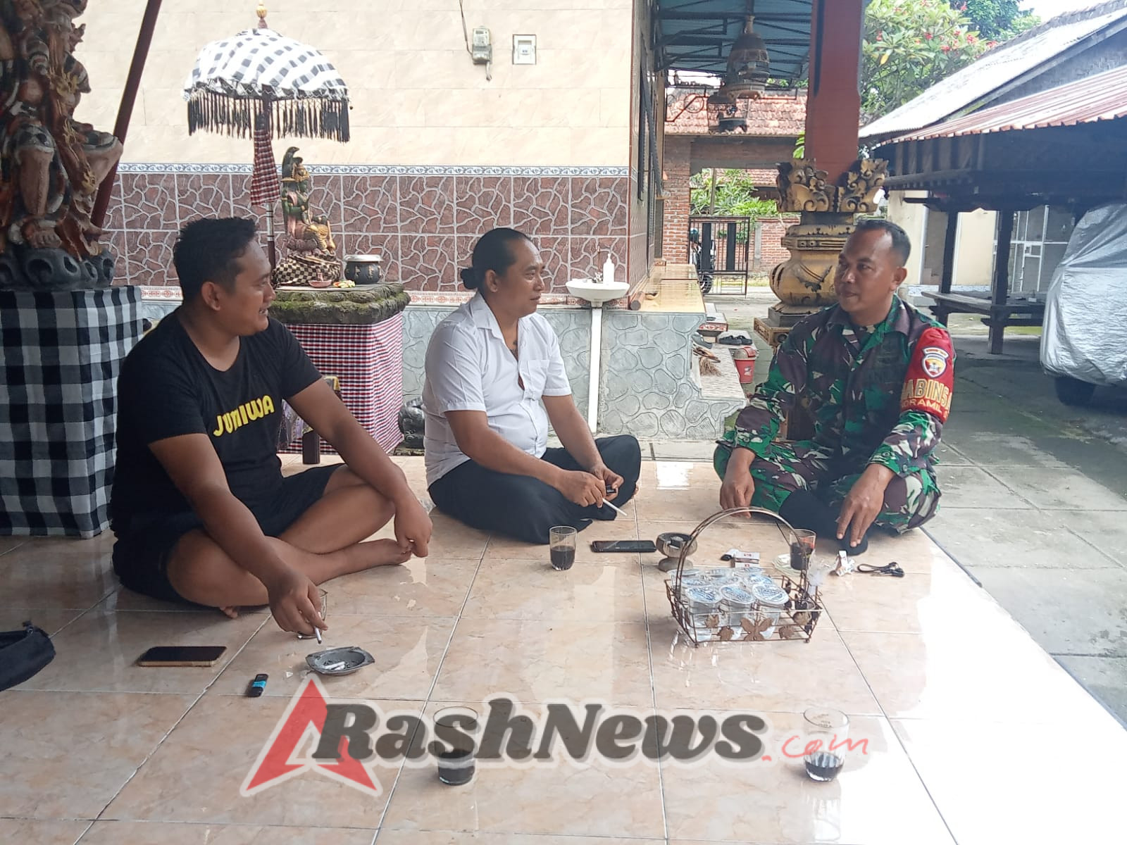 Pererat Silaturahmi, Babinsa Kelurahan Loloan Timur Laksanakan Komsos dengan Warga Mertasari