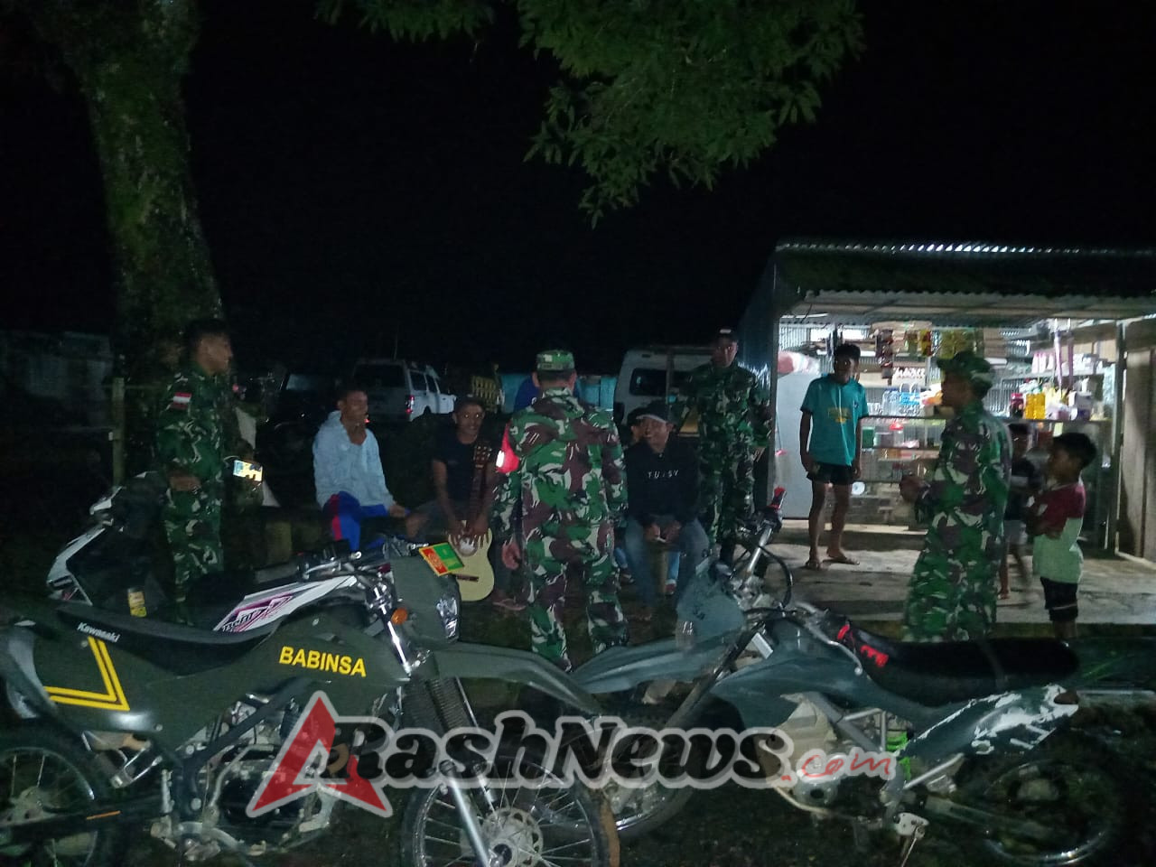 Cegah Gangguan Keamanan, Sertu Agus Pimpin Patroli Kewaspadaan Dini Koramil 1630-03/MP di Kecamatan Pacar