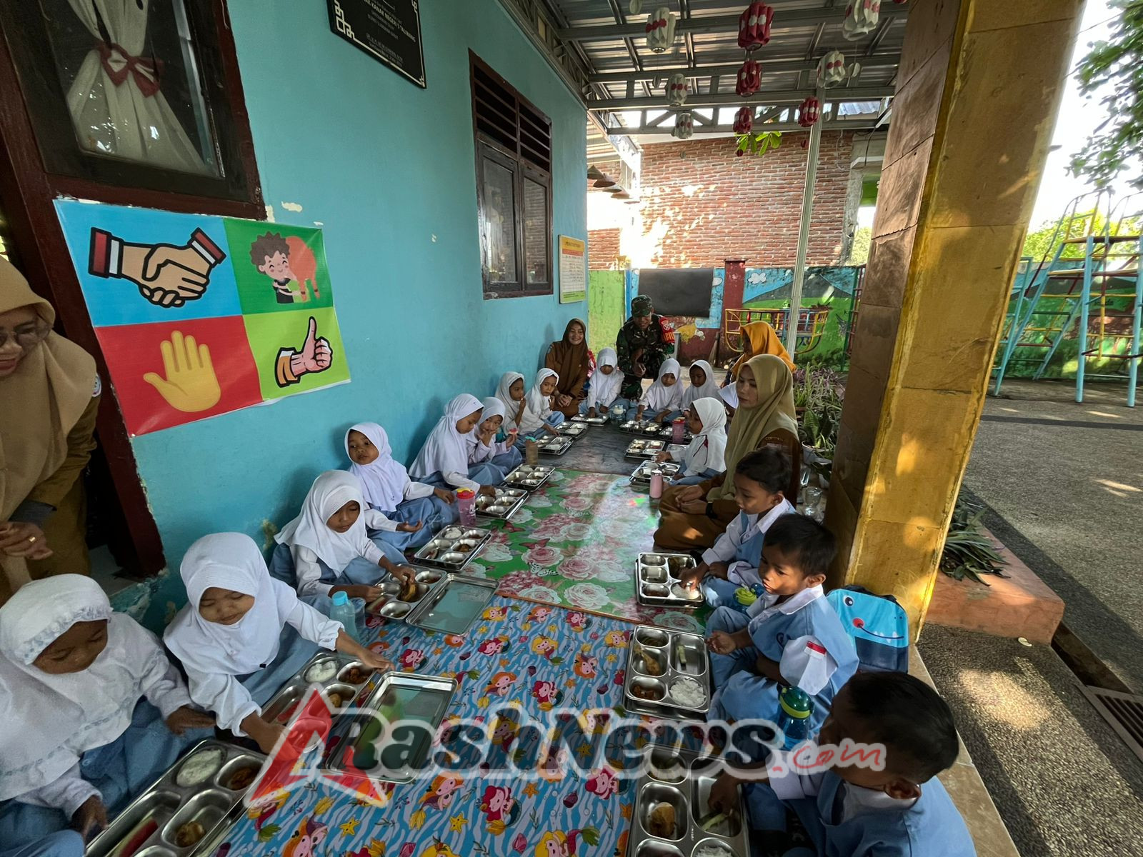 Siswa SDN Sermong Nikmati Menu Bergizi, Babinsa Hadir Berikan Pendampingan
