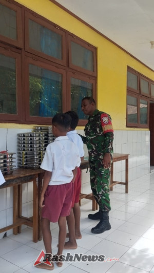 Ribuan Siswa di Rote Timur Terima Makanan Sehat, Babinsa Koramil 1627-02 Beri Pendampingan