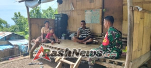 Babinsa Maurole Gelar Pemantauan Keamanan dan Sosialisasi Kamtibmas