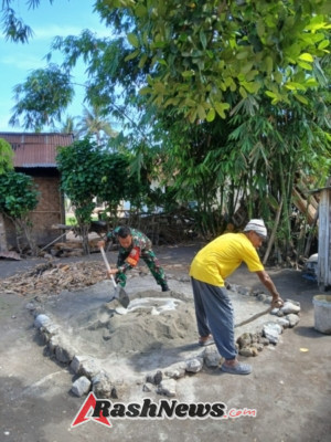 Tingkatkan Kemanunggalan, Babinsa Waingapu Aksi Nyata dalam Pembangunan Rumah Warga