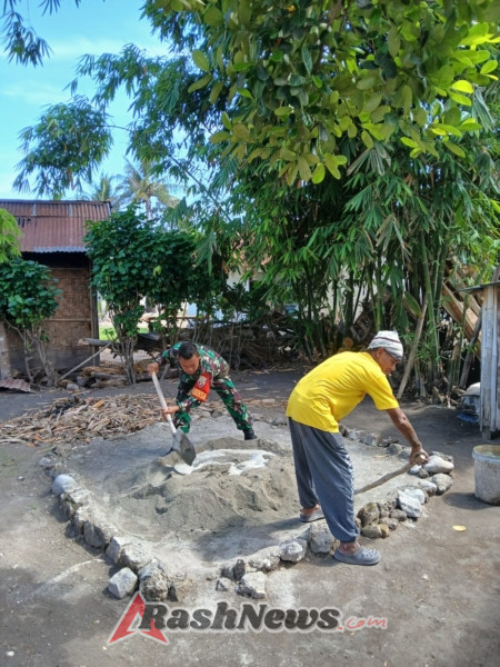 Tingkatkan Kemanunggalan, Babinsa Waingapu Aksi Nyata dalam Pembangunan Rumah Warga