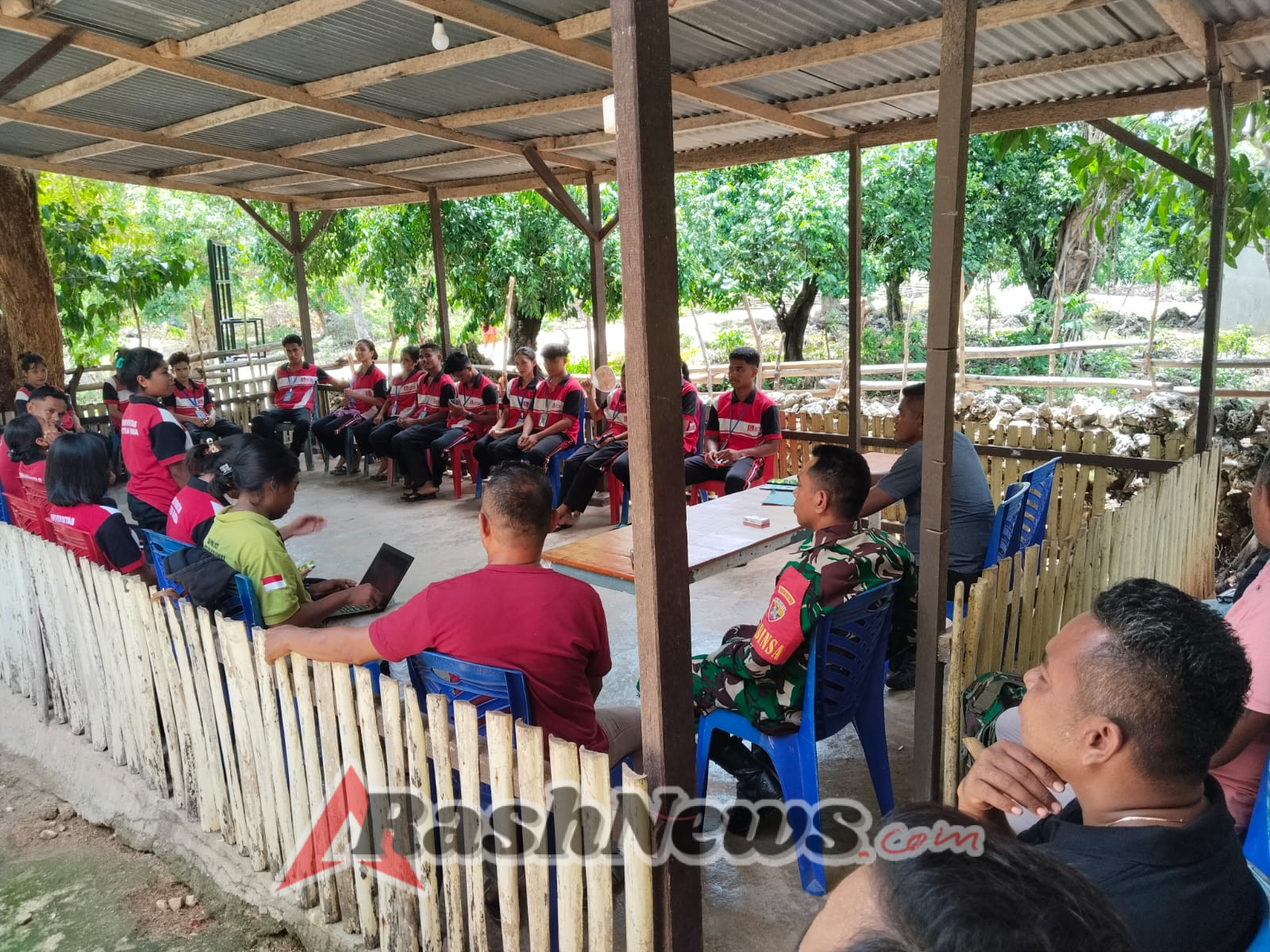 Babinsa dan Pemerintah Desa Kuli Sambut 30 Mahasiswa KKN UCB