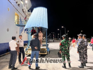 Babinsa Koramil 1624-03/Lewoleba Laksanakan Pengamanan Kedatangan KM SIRIMAU
