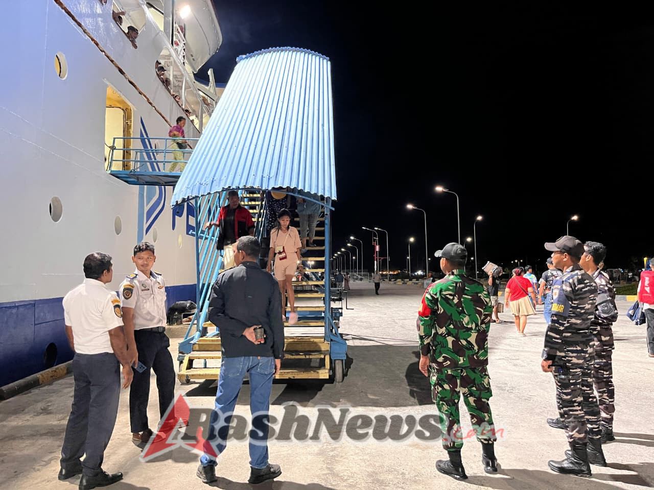 Babinsa Koramil 1624-03/Lewoleba Laksanakan Pengamanan Kedatangan KM SIRIMAU