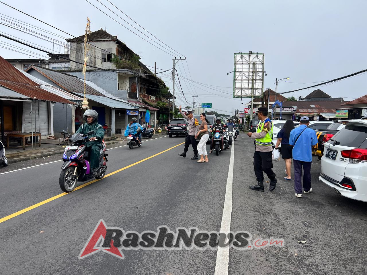 Pengamanan Arus Lalulintas di Pasar Baturiti menjelang Galungan–Kuningan