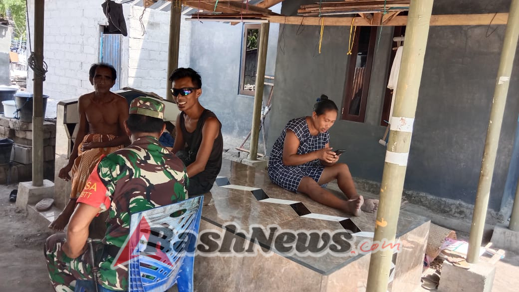 Babinsa Berikan Imbauan Kamtibmas dan Kebersihan Lingkungan kepada Warga Desa Mbiulombo