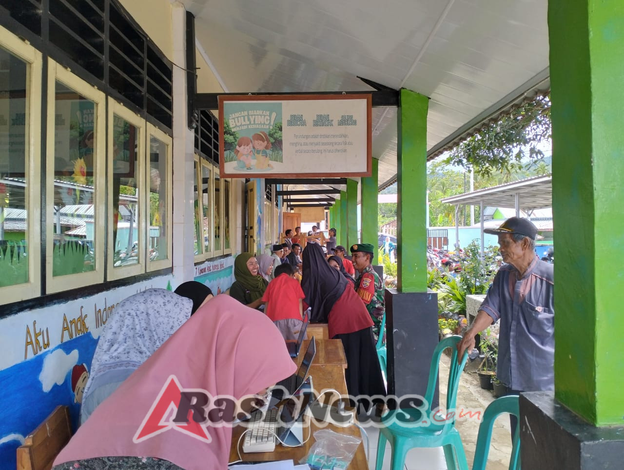 Perkuat Sinergi, Babinsa Kodim 1628/SB Turun Langsung Awasi Pendistribusian Kartu KSB Maju Sejahtera