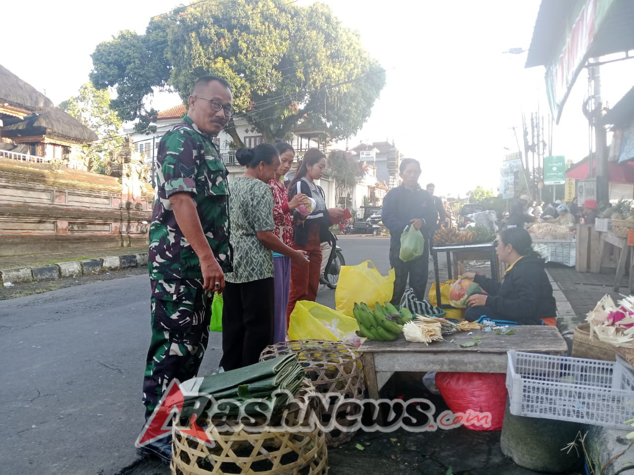 Perkuat Hubungan dengan Warga, Babinsa Peninjoan Intensifkan Komsos di Pasar Menjelang Hari Raya Galungan