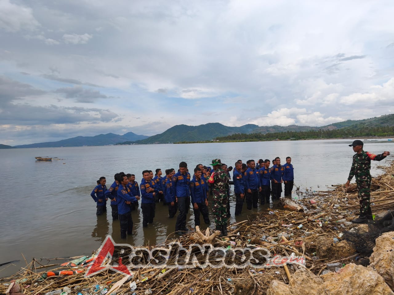 Serka Suhardi dan Sertu Ahmad Latih 60 Peserta Pemadam Kebakaran dengan Materi Lengkap