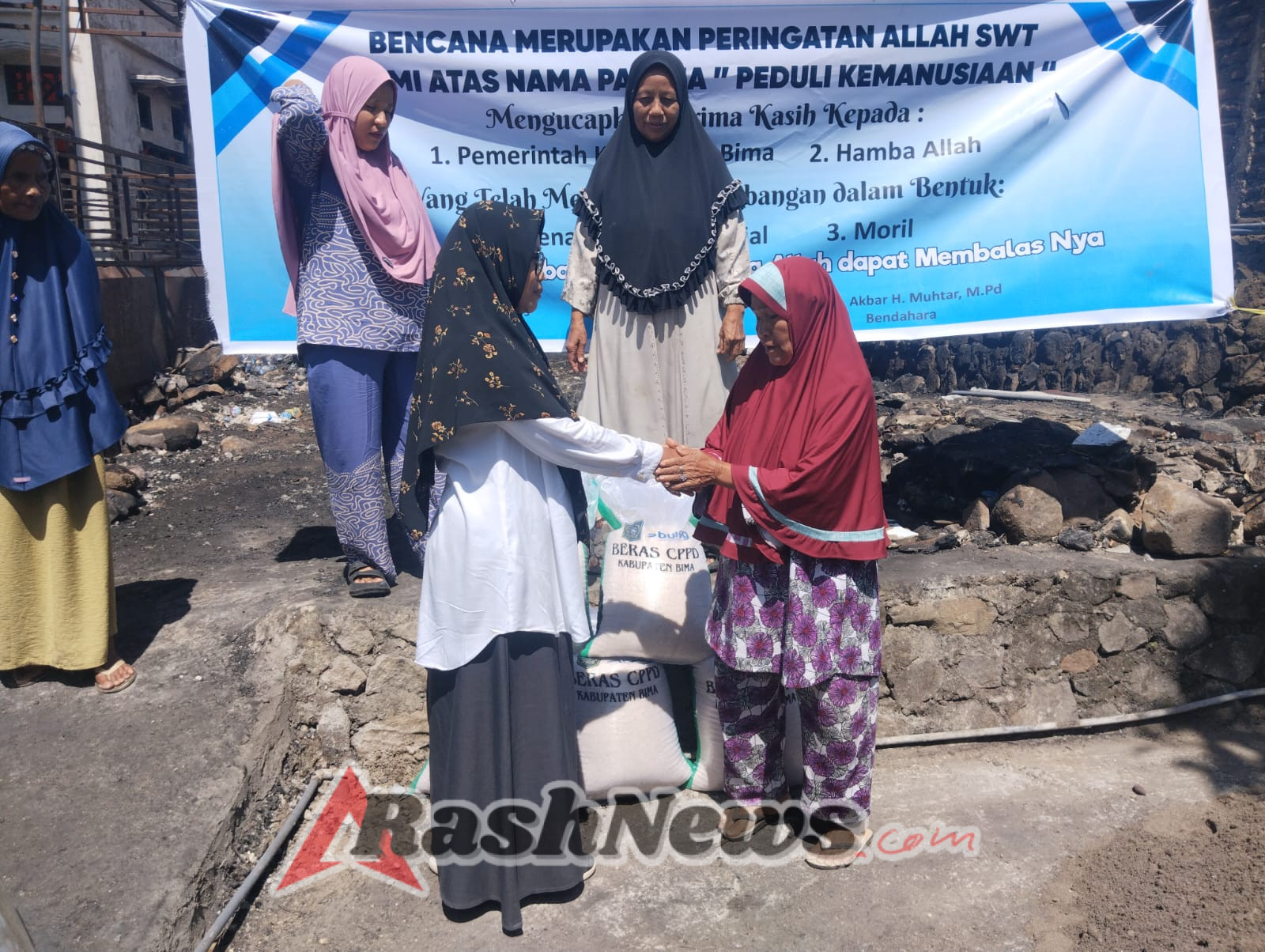 Fungsi TNI dan Pemerintah Desa Bersinergi Bantu Pemulihan Korban Kebakaran di Donggo