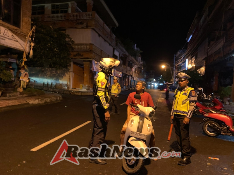 Satgas III Gakkum Polres Karangasem Gencarkan Himbauan dan Teguran Simpatik di Pasar Timur Amlapura