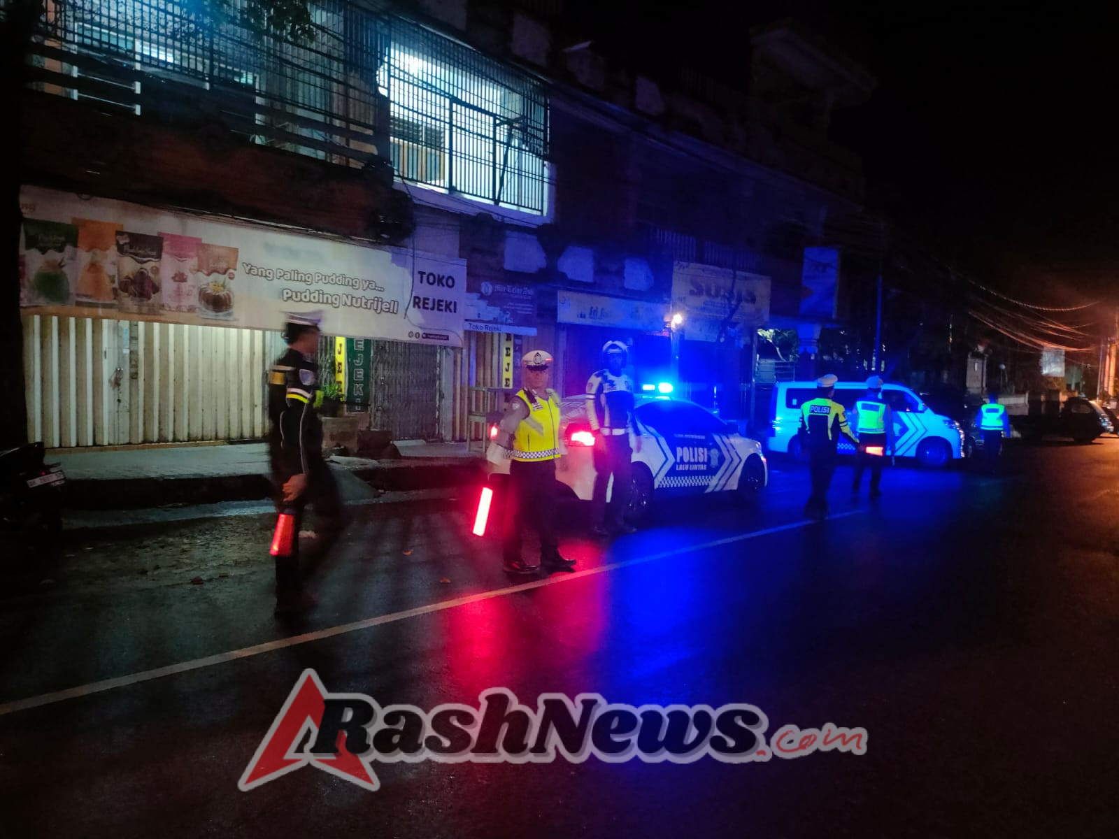 Demi Kelancaran Lalulintas, Unit Patroli Sat Lantas Melaksanakan Pengaturan di Malam Hari Dalam Rangka Ops Zebra Agung 2025
