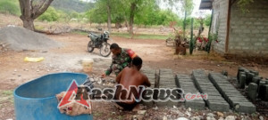 Babinsa Koramil 1622-03 Maritaing Dukung Pembangunan Rumah Warga