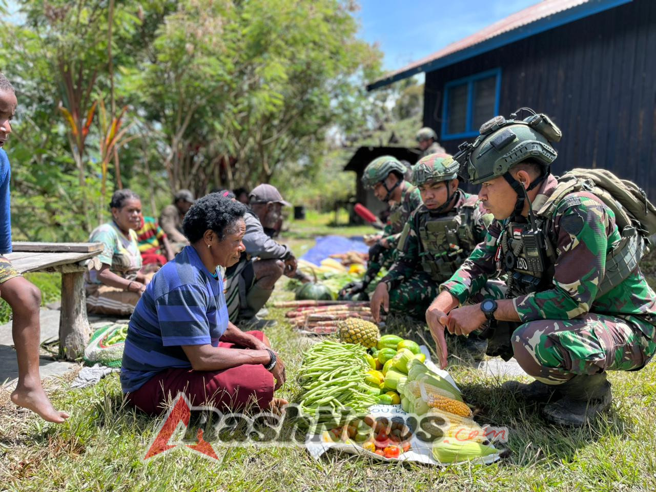 Satgas Yonif 743/PSY Dorong Perputaran Ekonomi Lewat Pembelian Hasil Kebun Mama Papua