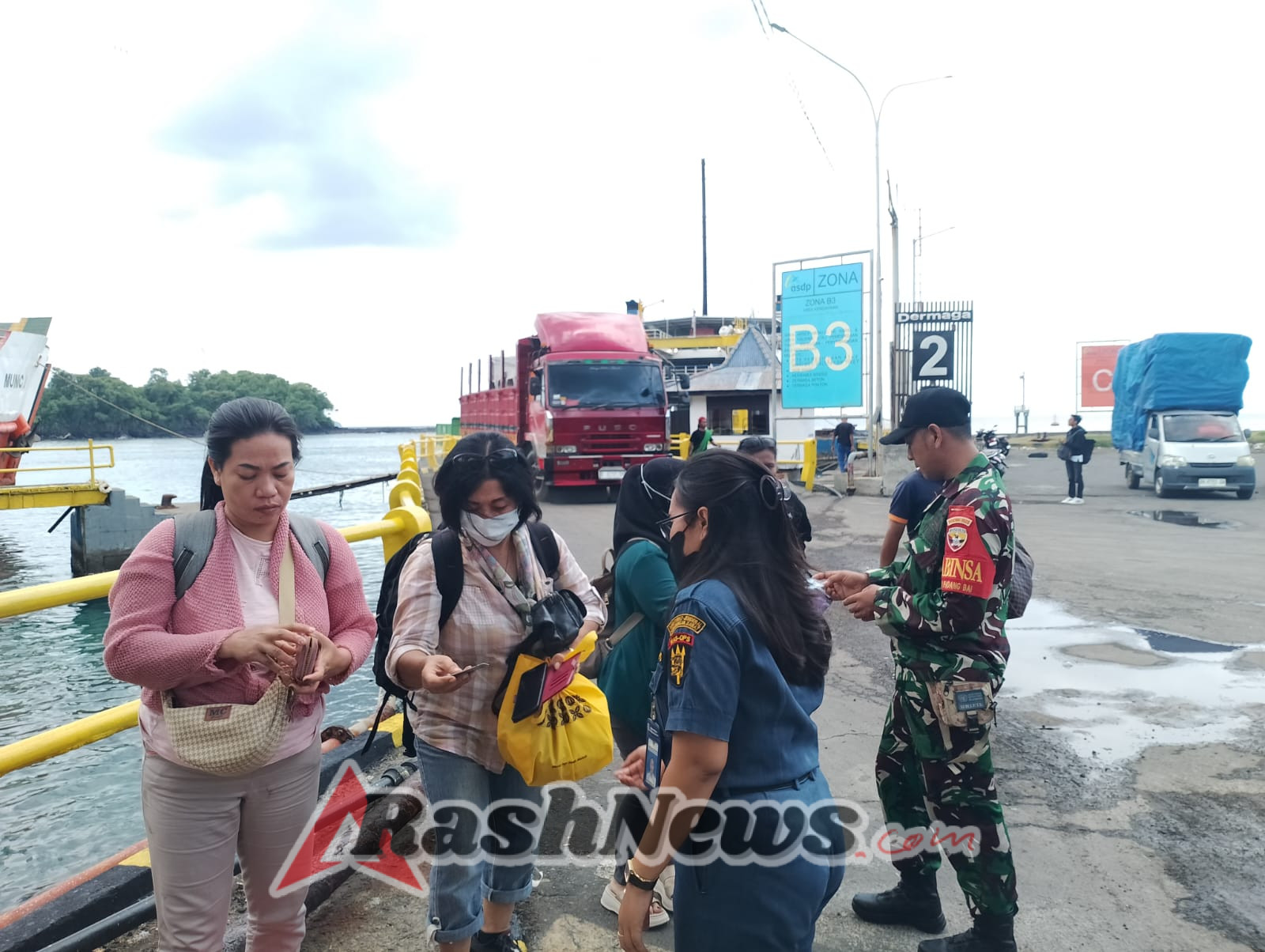 Anggota jajaran Kodim 1623/Karangasem bersinergi periksa KTP Penumpang.