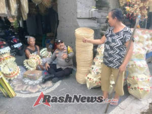 Bhabinkamtibmas Singakerta Sambang Dialogis, Kepada Penjual Perlengkapan Penjor Galungan