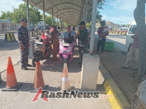 Sertu Abdurahman Monitor Keamanan di Area Pelabuhan Penyebrangan Poto Tano