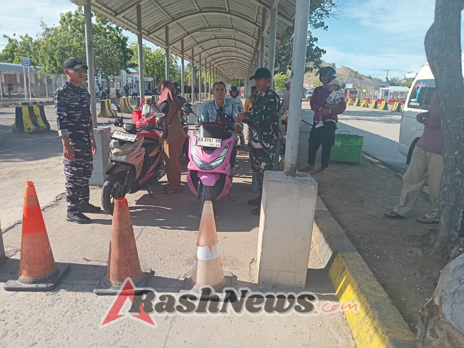 Sertu Abdurahman Monitor Keamanan di Area Pelabuhan Penyebrangan Poto Tano