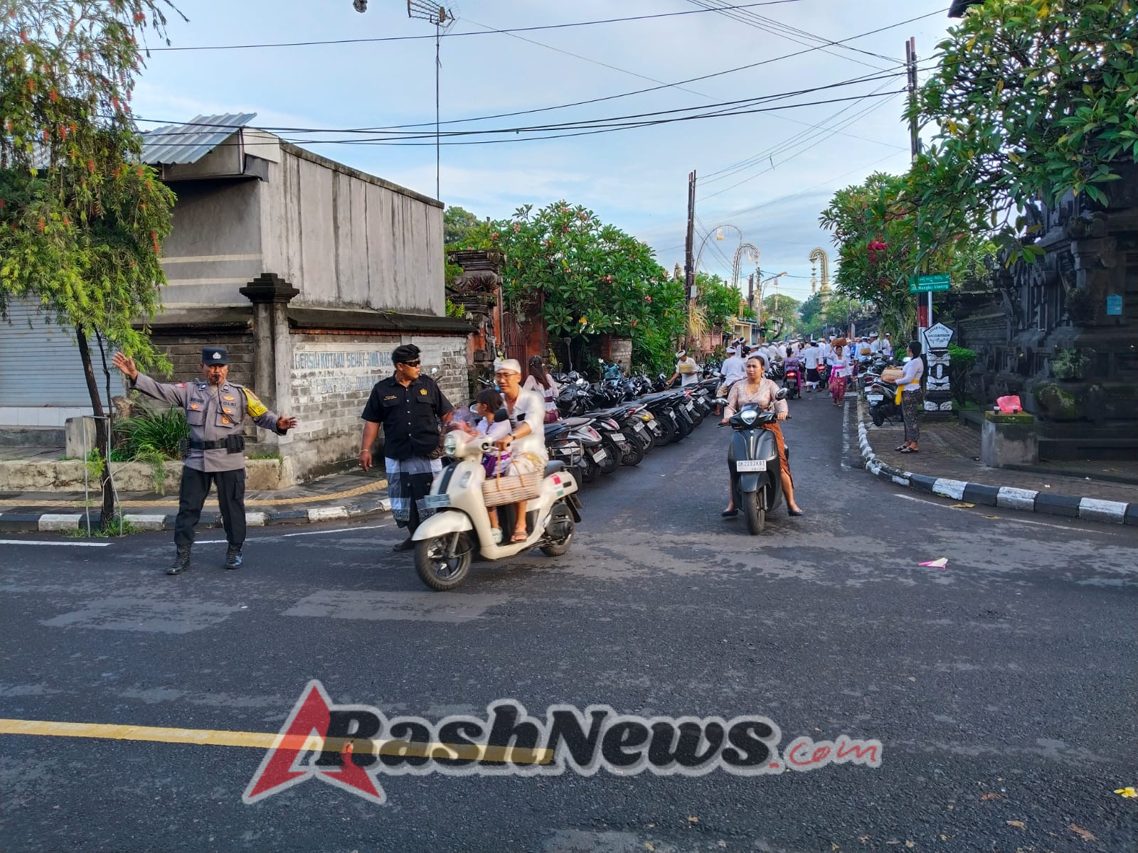 Bhabinkamtibmas Gianyar Bersinergi dengan Pecalang Amankan Persembahyangan Galungan di Pura Desa Lan Puseh