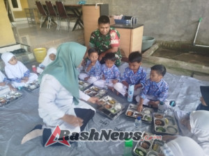 Babinsa Koramil Taliwang Kawal Distribusi Makan Bergizi Gratis di Wilayah Binaan