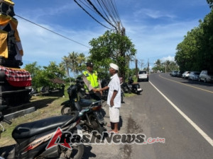 Polsek Selemadeg Barat pengamanan persembahyangan Umat Hindu dalka Hari Raya Galungan