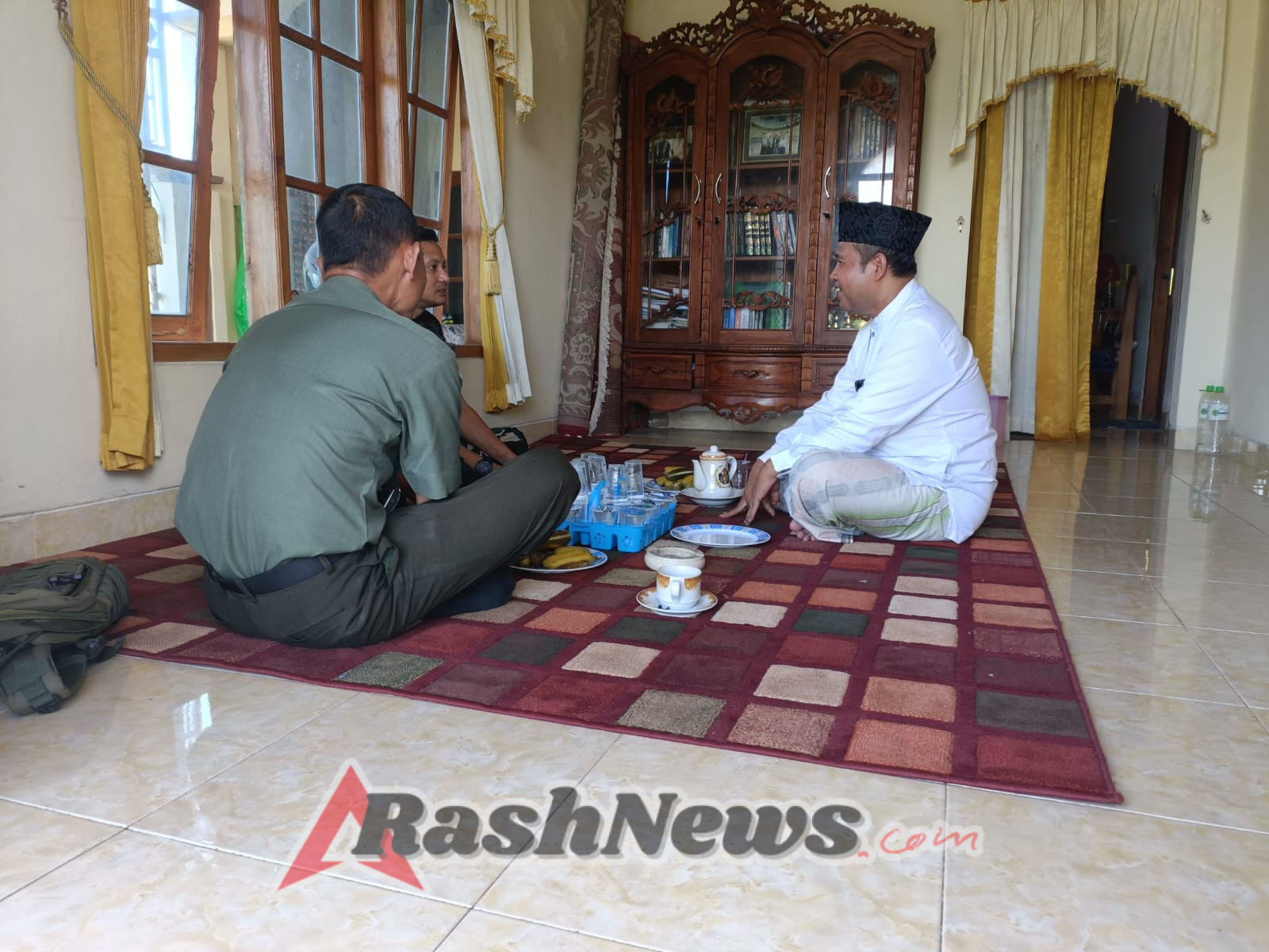 Perkuat Sinergi, Dandim 1617/Jembrana Jalin Silaturahmi Hangat dengan Tokoh Agama   Jembrana, 18 November 2025 – Komandan Kodim (Dandim) 1617/Jembrana, Letkol Inf Sy Ghafur Thalib S.IP., M.SI, menegaskan komitmennya dalam memperkokoh tali persaudaraan dan sinergi dengan seluruh elemen masyarakat, khususnya para tokoh agama di Kabupaten Jembrana. Hal ini diwujudkan melalui kunjungan silaturahmi yang penuh kehangatan ke kediaman Ketua Takmir Masjid Mujahidin Loloan Barat. Kunjungan yang berlangsung pada hari Selasa, 18 November 2025, bertempat di Lingkungan Terusan, Kelurahan Lelateng, Kecamatan Negara, ini merupakan bagian dari upaya intensif Kodim 1617/Jembrana untuk menjalin komunikasi yang erat dengan tokoh-tokoh kunci di wilayahnya.  Didampingi oleh Danramil 1617-01/Negara, Kapten Inf. Adul Wahid, dan Babinsa Loloan Barat, Sertu Suparjo, Dandim Sy Ghafur Thalib diterima langsung oleh Ustadz Zaini Miftah, Ketua Takmir Masjid Mujahidin Loloan Barat.  Dalam pertemuan tersebut, Dandim menyampaikan apresiasi setinggi-tingginya atas peran vital para tokoh agama dalam menjaga stabilitas, kerukunan umat beragama, dan memelihara suasana damai di Jembrana.  “Silaturahmi ini bukan hanya sekedar kunjungan rutin, namun merupakan wujud nyata kepedulian TNI terhadap kondisi sosial dan keagamaan di Jembrana. Kami memandang bahwa tokoh agama memiliki peran strategis sebagai jembatan kerukunan dan penyejuk di tengah masyarakat,” ujar Letkol Inf Sy Ghafur Thalib. “Sinergi antara TNI dan Tokoh Agama adalah kunci utama dalam mempertahankan ketahanan wilayah dan Bhinneka Tunggal Ika.”  Ustadz Zaini Miftah menyambut baik kunjungan Dandim 1617/Jembrana dan menyatakan siap mendukung program-program TNI, khususnya yang berkaitan dengan pembinaan teritorial dan peningkatan kesejahteraan masyarakat.  Kegiatan silaturahmi mencerminkan eratnya hubungan harmonis yang telah terjalin antara Kodim 1617/Jembrana dan masyarakat Jembrana.   Kunjungan ini sekaligus menjadi penanda bahwa TNI, melalui Kodim 1617/Jembrana, akan terus hadir dan aktif menjalin komunikasi demi terciptanya Jembrana yang aman, damai, dan kondusif.