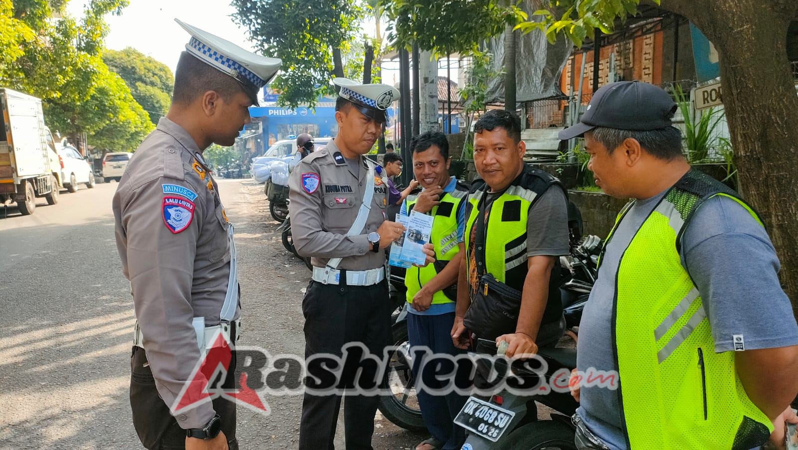 Ops Zebra Agung 2025 Personel lantas memberikan himbauan dan Pembagian Brosur Kamseltibcarlantas