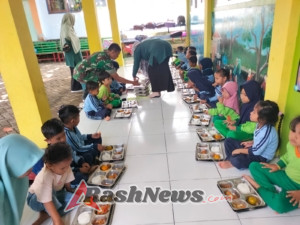 “Babinsa Serka Iksan: Makan Bergizi Kunci Tumbuh Kembang Anak”