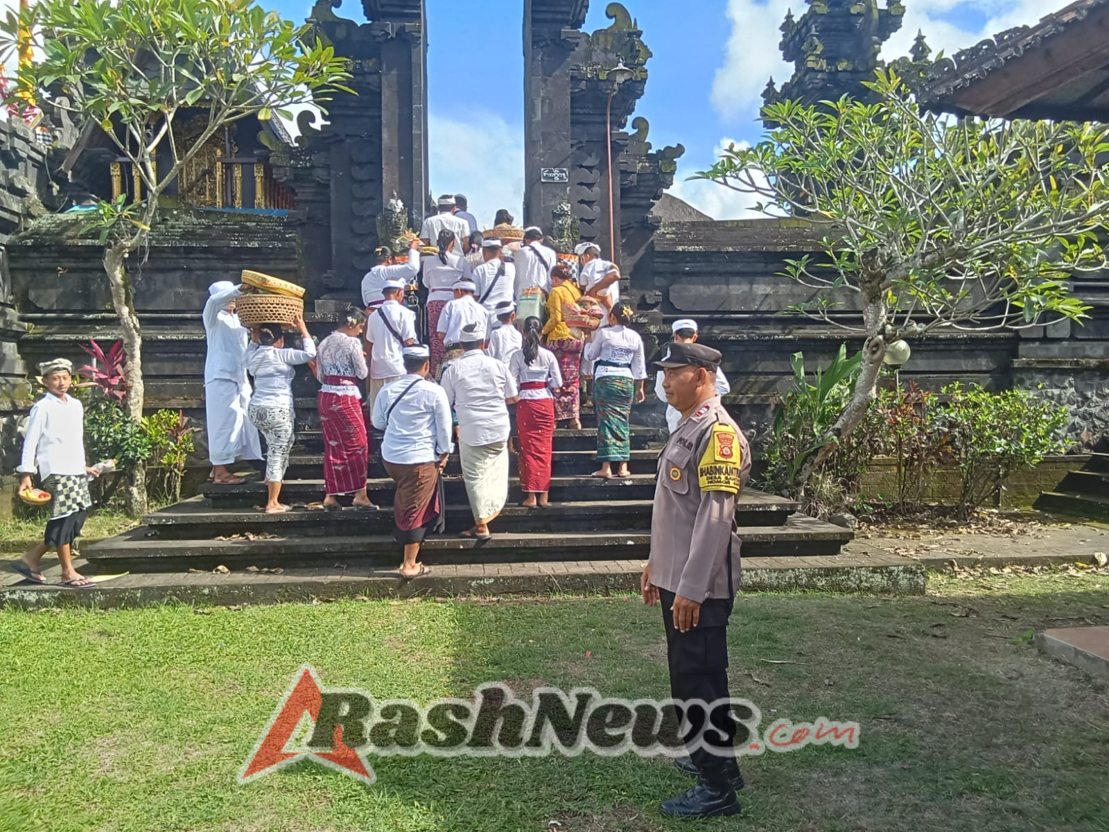 Bhabinkamtibmas Desa Bantas bersinergi dengan Pecalang amankan Persembahyangan Hari Raya Galungan