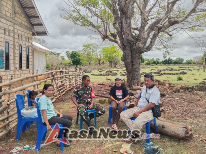 Babinsa dan Aparat Dusun Lakukan Monitoring Keamanan Pekarangan Warga di Rote Ndao