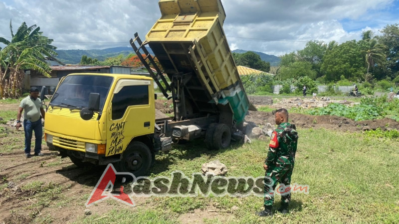 Dukung Ekonomi Warga, Babinsa Kawal Material Proyek Koperasi di Kota Uneng
