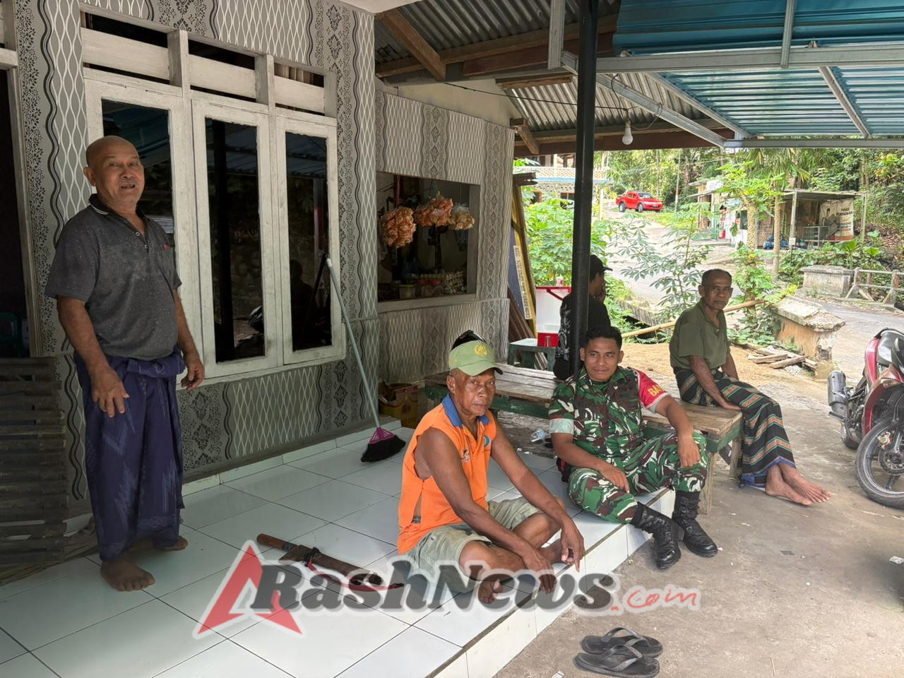 Kegiatan Pamwil dan Komsos Babinsa 1602-04/Maurole Berjalan Lancar di Dusun 1 Lokalande
