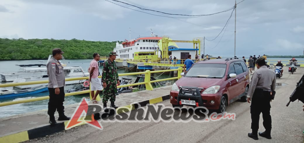Sertu Jhonatan Dj P Pantau Kedatangan dan Keberangkatan KMP Lakaan