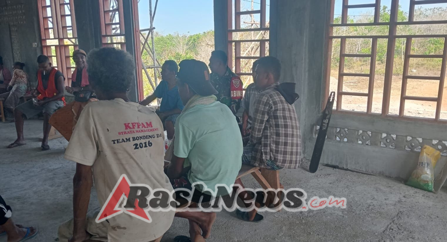 Masuki Musim Hujan, Babinsa Koramil 1618-04/Bisel Ajak Warga Tingkatkan Kewaspadaan