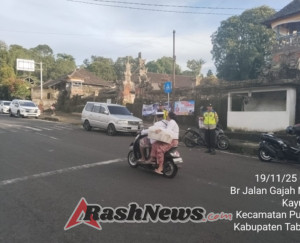 Polsek Pupuan Laksanakan Pengamanan dan Pengaturan Arus Lalin Saat Hari Raya Galungan