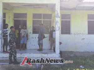 Dukung Ekonomi Desa, Babinsa Koramil 01/Loli Bantu Pembersihan Lahan Koperasi Merah Putih