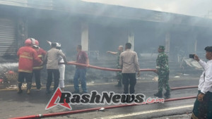 Polsek Rendang Bersinergi dengan Berbagai Pihak Padamkan Kebakaran Pasar Menanga