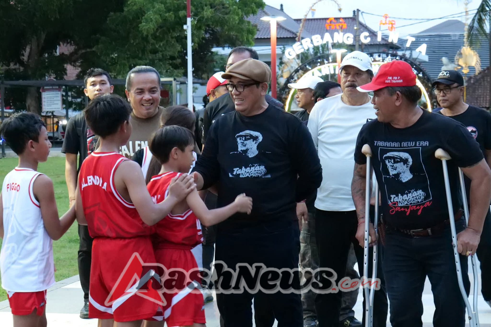 Meriahkan HUT ke-532 Kota Singasana, Bupati Sanjaya Saksikan Street Basketball di Lapangan Alit Saputra