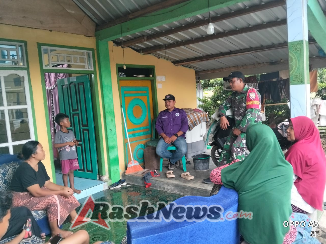 Babinsa Seran Monitoring Penanganan Kasus Gigitan Anjing Liar di Wilayah Binaan