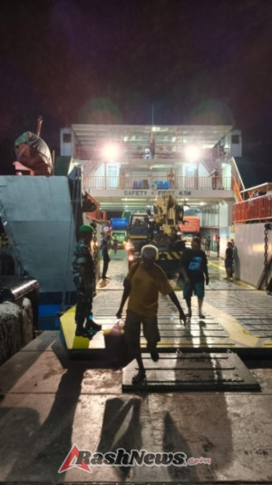 Babinsa Koramil 1627-01/Ba’a Kawal Proses Bongkar Muatan Kapal Garda Maritim 3