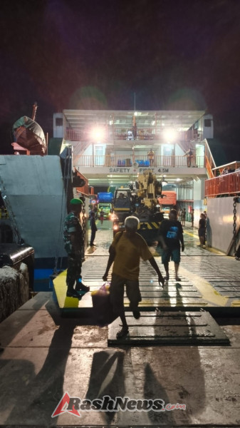 Babinsa Koramil 1627-01/Ba’a Kawal Proses Bongkar Muatan Kapal Garda Maritim 3